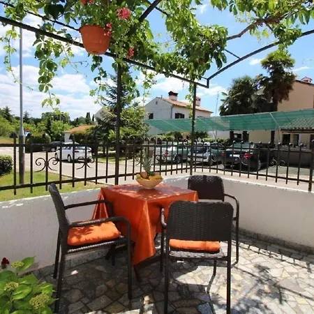 Ferienwohung Pergola Mit Schone Terrasse, Klimatisiert, Strandnahe, Hunde Willkommen * Porec